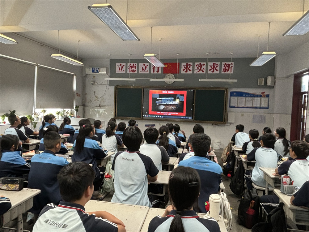 学生看思政课照片1.jpg